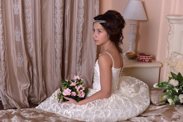 Menina Vitoriana Vestido Branco Sentado — Fotografia de Stock