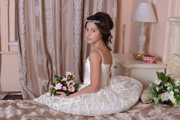 Menina Vitoriana Vestido Branco Sentado — Fotografia de Stock