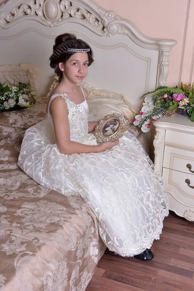 Beyaz Elbise Oturuşta Victoria Kız — Stok fotoğraf