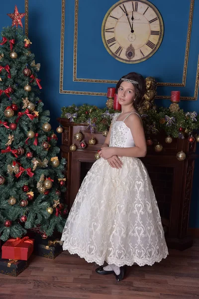 Menina Vitoriana Vestido Branco Natal Fica Árvore Natal — Fotografia de Stock
