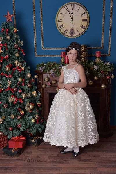 Viktorianska Girl Vit Klänning Jul Står Julgranen — Stockfoto