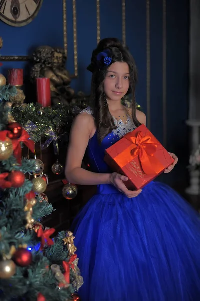 Menina Feliz Vestido Azul Com Presente Natal — Fotografia de Stock