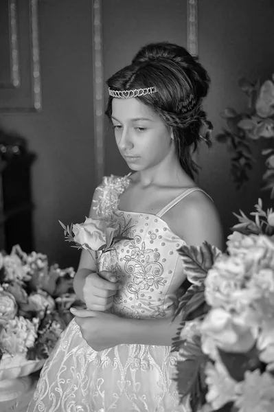 Chica Victoriana Vestido Blanco Con Flores — Foto de Stock