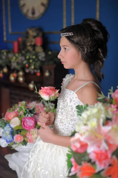 花で白いドレスを着たビクトリア朝の少女 — ストック写真