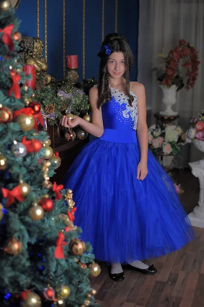 Hermosa Niña Sentada Cerca Árbol Navidad — Foto de Stock