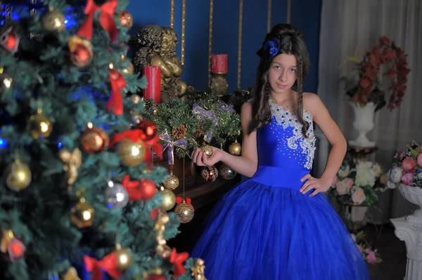 Menina Bonita Sentada Perto Uma Árvore Natal — Fotografia de Stock