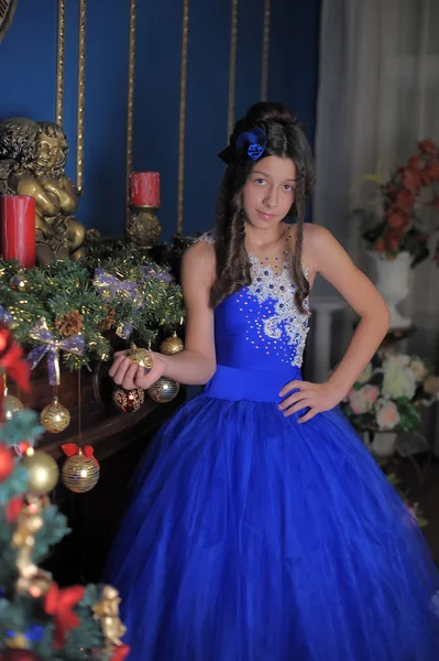 Menina Bonita Sentada Perto Uma Árvore Natal — Fotografia de Stock