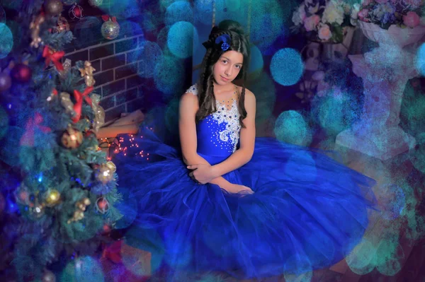 坐在圣诞树附近的美丽的小女孩 — 图库照片