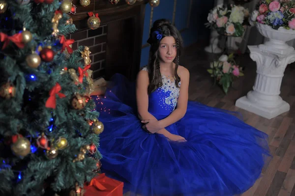 Hermosa Niña Sentada Cerca Árbol Navidad —  Fotos de Stock