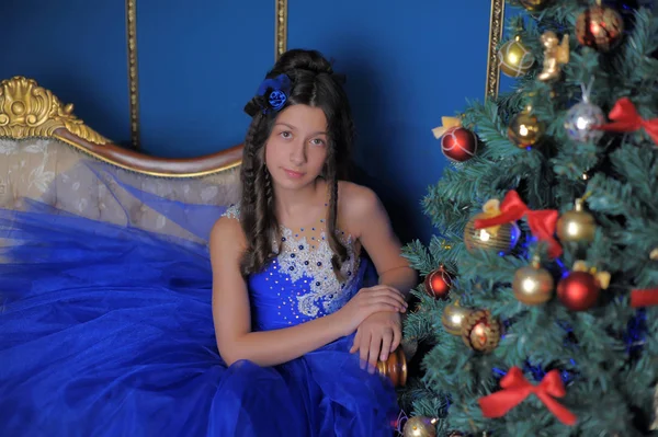 Красивая Маленькая Девочка Сидит Рядом Рождественской Елкой — стоковое фото
