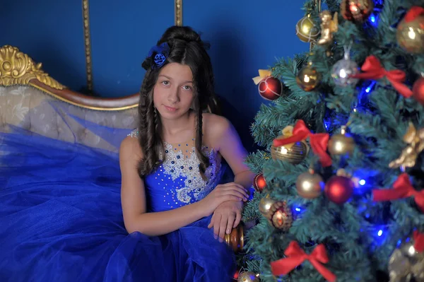 Mooi Meisje Zit Buurt Van Een Kerstboom — Stockfoto