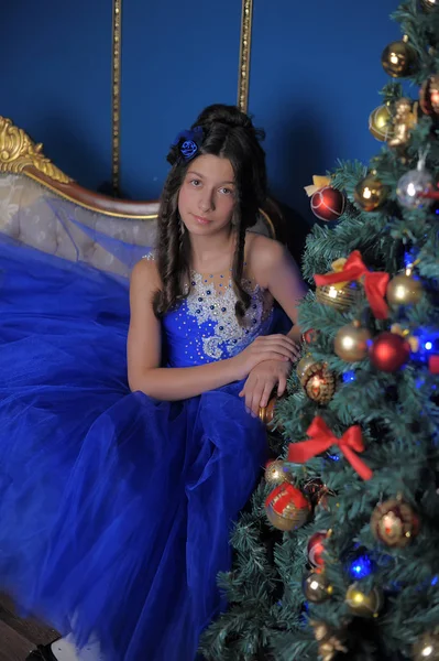 Mooi Meisje Zit Buurt Van Een Kerstboom — Stockfoto