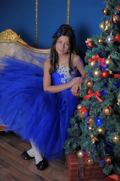 Bella Bambina Seduta Vicino Albero Natale — Foto Stock