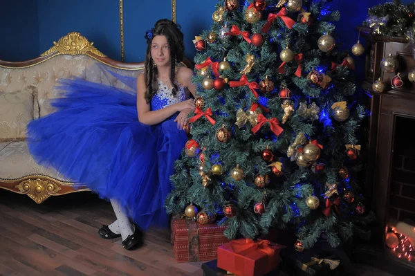 Menina Bonita Sentada Perto Uma Árvore Natal — Fotografia de Stock