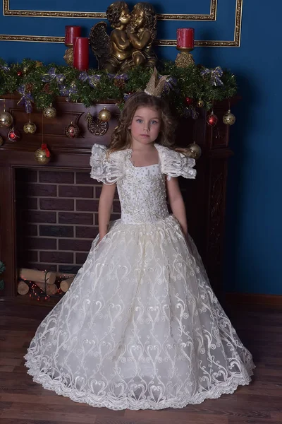 Bir Taç Noel Beyaz Elbise Giymiş Küçük Bir Kız Prenses — Stok fotoğraf