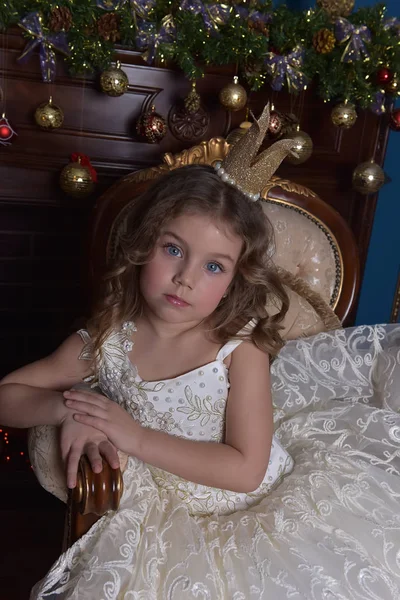 Retrato Uma Menina Princesa Uma Coroa Vestido Branco Natal — Fotografia de Stock