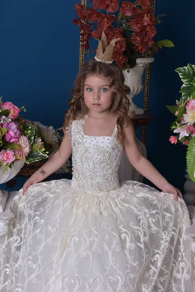Portret Mała Księżniczka Dziewczyna Białej Sukni Korony Wśród Kwiatów — Zdjęcie stockowe