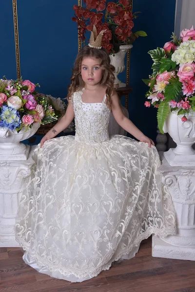 白いドレスと花の間で王冠の小さな女の子王女の肖像 — ストック写真
