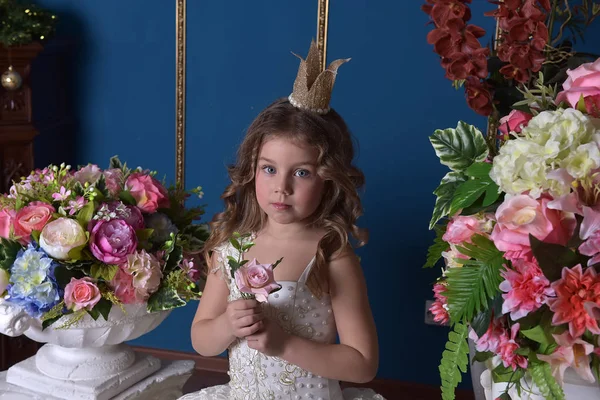 白いドレスと花の間で王冠の小さな女の子王女の肖像 — ストック写真