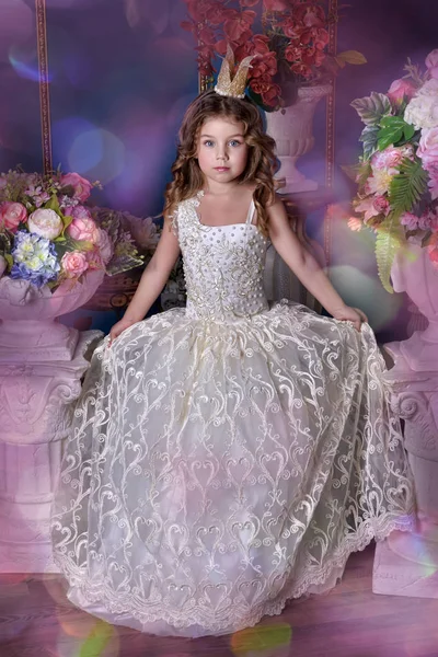 Retrato Una Niña Princesa Vestido Blanco Una Corona Entre Flores —  Fotos de Stock