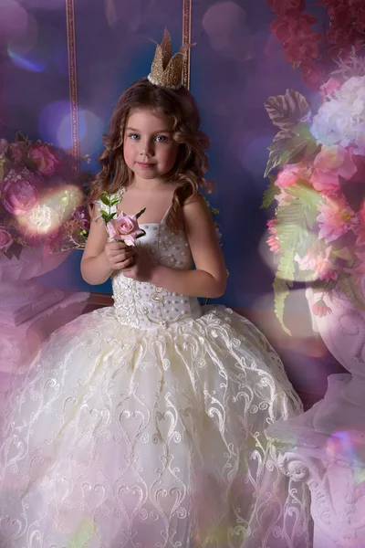 Retrato Una Niña Princesa Vestido Blanco Una Corona Entre Flores — Foto de Stock