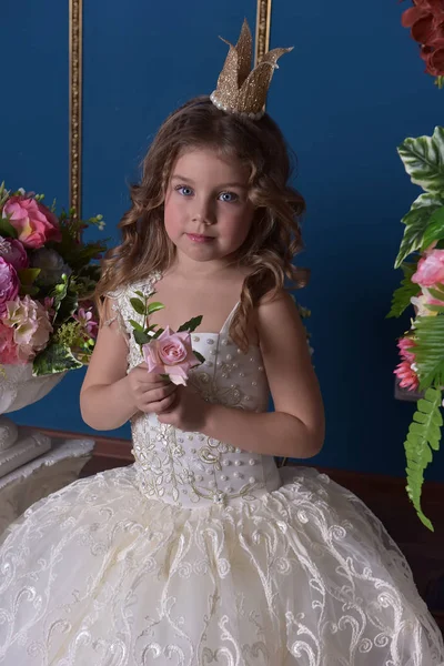 Portret Mała Księżniczka Dziewczyna Białej Sukni Korony Wśród Kwiatów — Zdjęcie stockowe