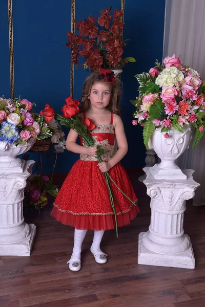 Retrato Uma Menina Princesa Vestido Vermelho Com Flores Suas Mãos — Fotografia de Stock