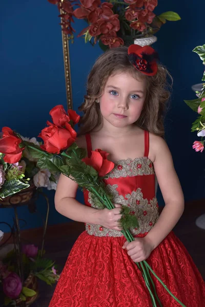 Onun Elinde Onun Etrafında Çiçekli Kırmızı Elbiseli Küçük Bir Prenses — Stok fotoğraf