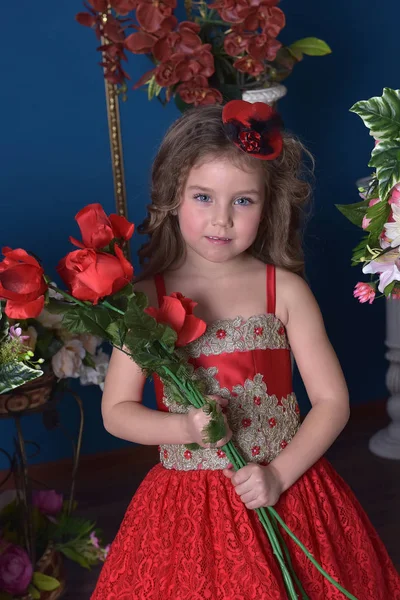 Retrato Uma Menina Princesa Vestido Vermelho Com Flores Suas Mãos — Fotografia de Stock