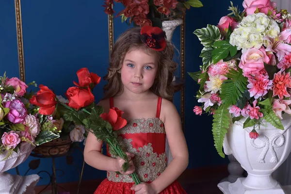 彼女の手と彼女の周りの花で赤いドレスを着たプリンセス少女の肖像画 — ストック写真