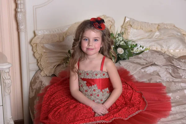 Retrato Una Niña Princesa Vestido Rojo Sombrero Sentado Sofá —  Fotos de Stock