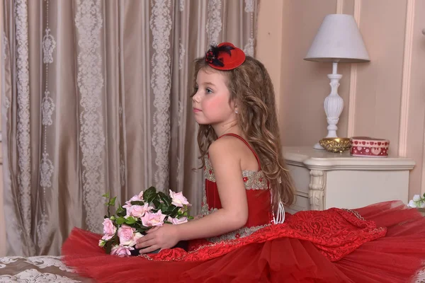 Retrato Una Niña Princesa Vestido Rojo Sombrero Sienta Sofá Con —  Fotos de Stock