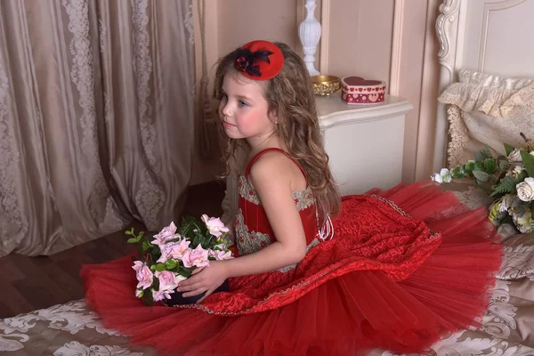 Ritratto Una Principessa Bambina Abito Rosso Cappello Seduta Sul Divano — Foto Stock