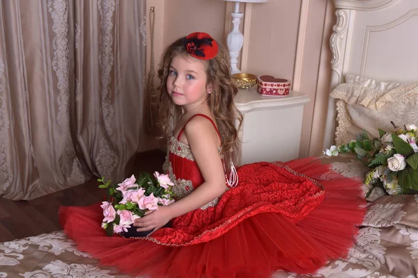 Retrato Uma Menina Princesa Vestido Vermelho Chapéu Senta Sofá Com — Fotografia de Stock