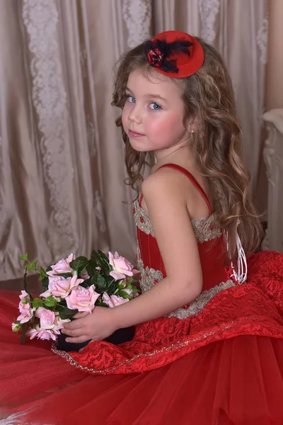 Retrato Una Niña Princesa Vestido Rojo Sombrero Sienta Sofá Con — Foto de Stock