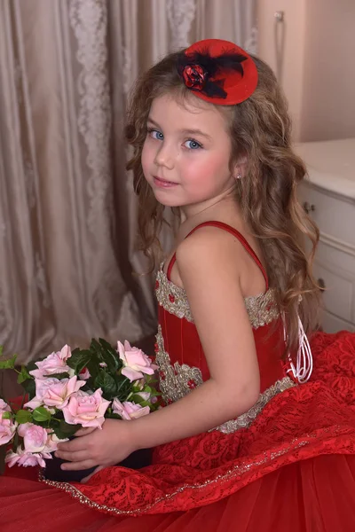 Retrato Uma Menina Princesa Vestido Vermelho Chapéu Senta Sofá Com — Fotografia de Stock