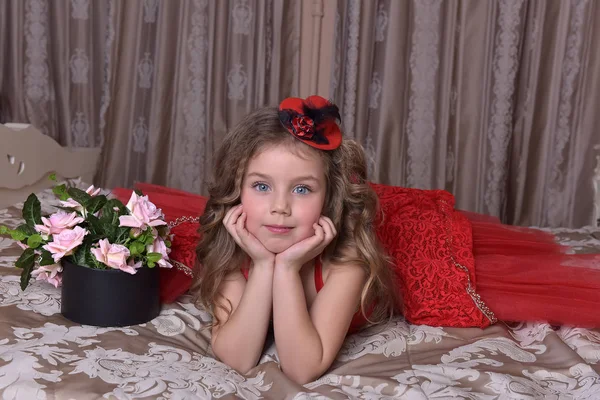 Retrato Uma Menina Princesa Vestido Vermelho Chapéu Senta Sofá Com — Fotografia de Stock