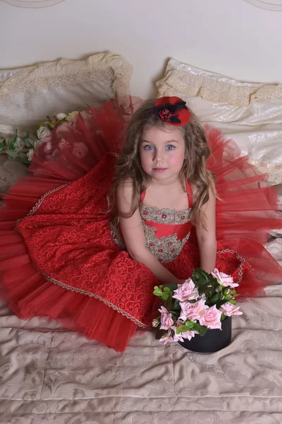 Ritratto Una Principessa Bambina Abito Rosso Cappello Seduta Sul Divano — Foto Stock