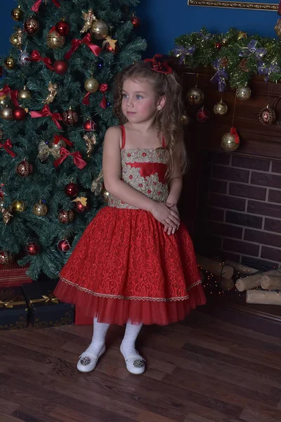 Portret Van Een Prinsesje Meisje Een Rode Jurk Kerstmis Bij — Stockfoto