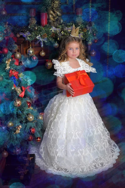 女の子の小さな王女彼女の手のギフトを持つボックス ホワイト クリスマス ドレスの王冠の肖像画 — ストック写真