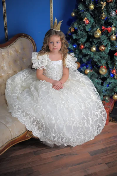 Putri Kecil Mahkota Dengan Gaun Putih Hari Natal — Stok Foto
