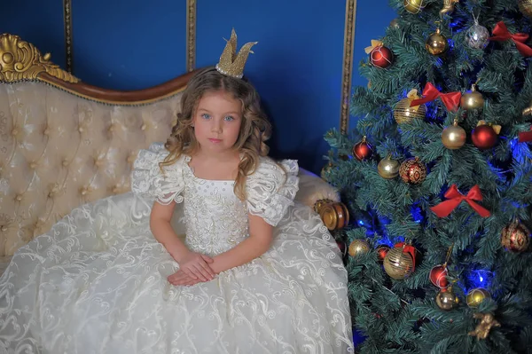 Niña Princesa Una Corona Vestido Blanco Navidad — Foto de Stock