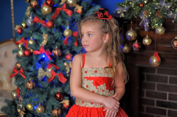 クリスマス ツリー前でクリスマスの赤いドレスを着た小さな女の子王女の肖像 — ストック写真