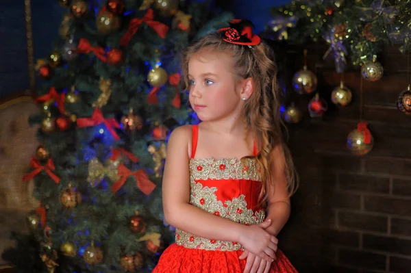 クリスマス ツリー前でクリスマスの赤いドレスを着た小さな女の子王女の肖像 — ストック写真