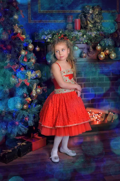 Ritratto Una Principessa Bambina Abito Rosso Natale All Albero Natale — Foto Stock