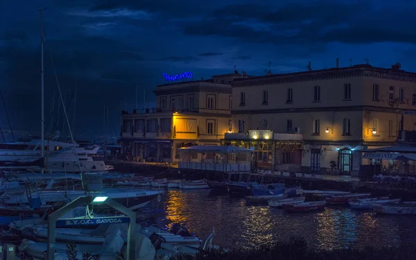 Italien Neapel 2018 Yachten Auf Der Seebrücke Mit Nächtlicher Beleuchtung — Stockfoto