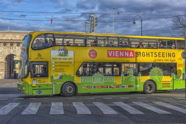 Austria Viena 2017 Yellow Hop Hop Sightseeing Tours Bus — Foto de Stock