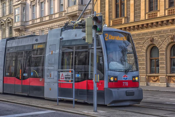Österreich Wien 2017 Straßenbahn Auf Einer Stadtstraße — Stockfoto