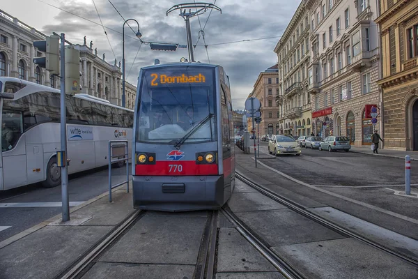 奥地利 维也纳 2017 城市街道上的电车 — 图库照片
