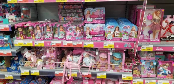 Rusia San Petersburgo 2018 Muñecas Barbie Evi Los Estantes Las — Foto de Stock